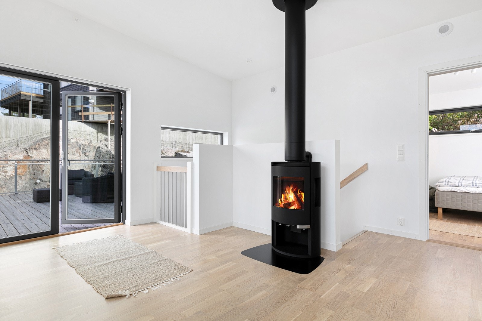 Utgang til romslig terrasse med gode solforhold. Galleribilde