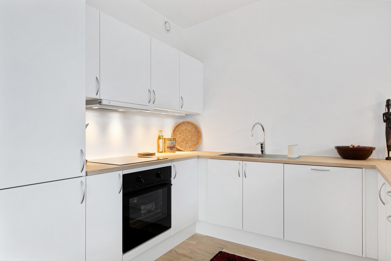 Integrert komfyr, stekeovn, kjøl/frys og oppvaskmaskin. Galleribilde