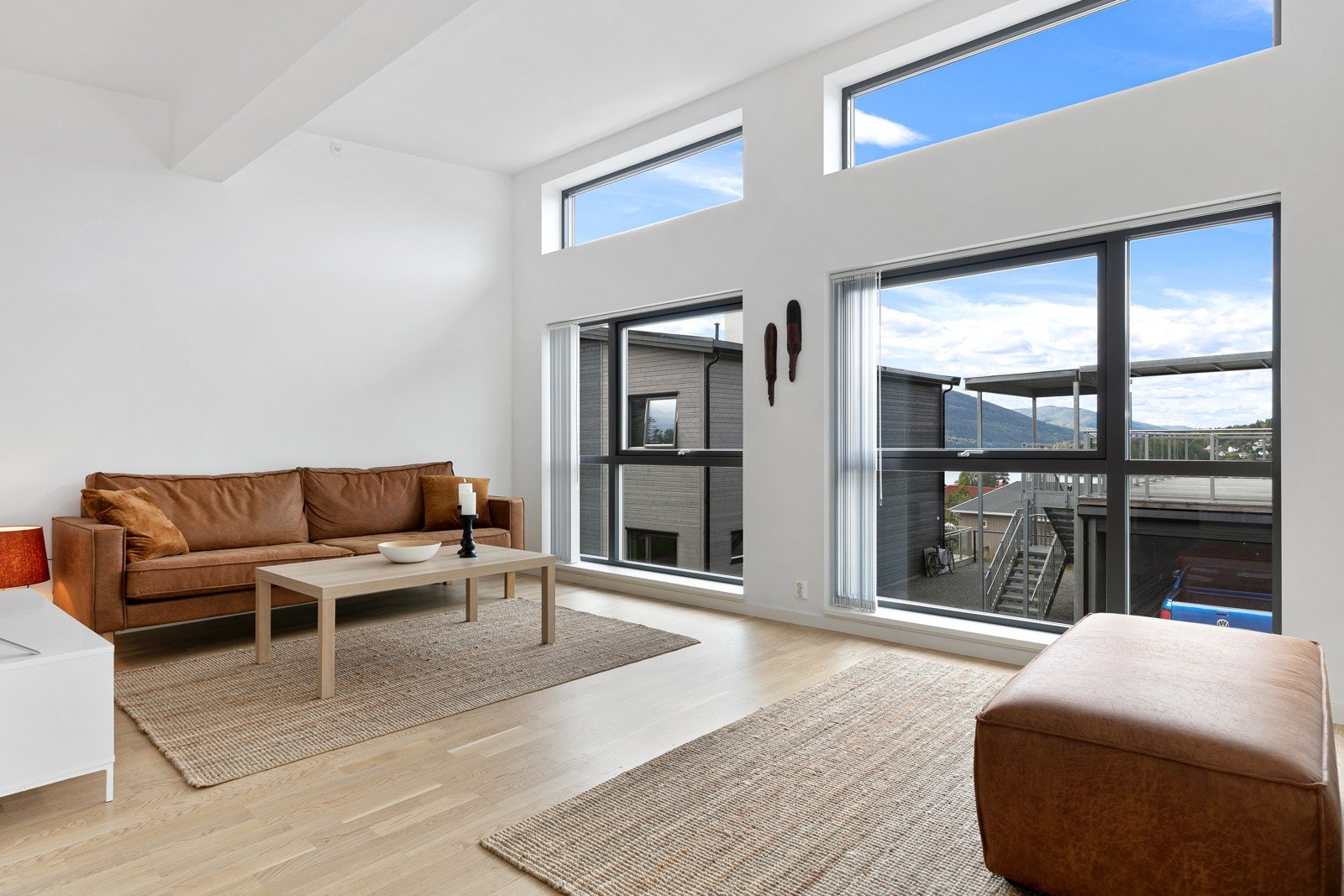 Koselig stue, som får rikelig med naturlig lys, med plass til sofakrok og ønsket tv-møblement. Galleribilde