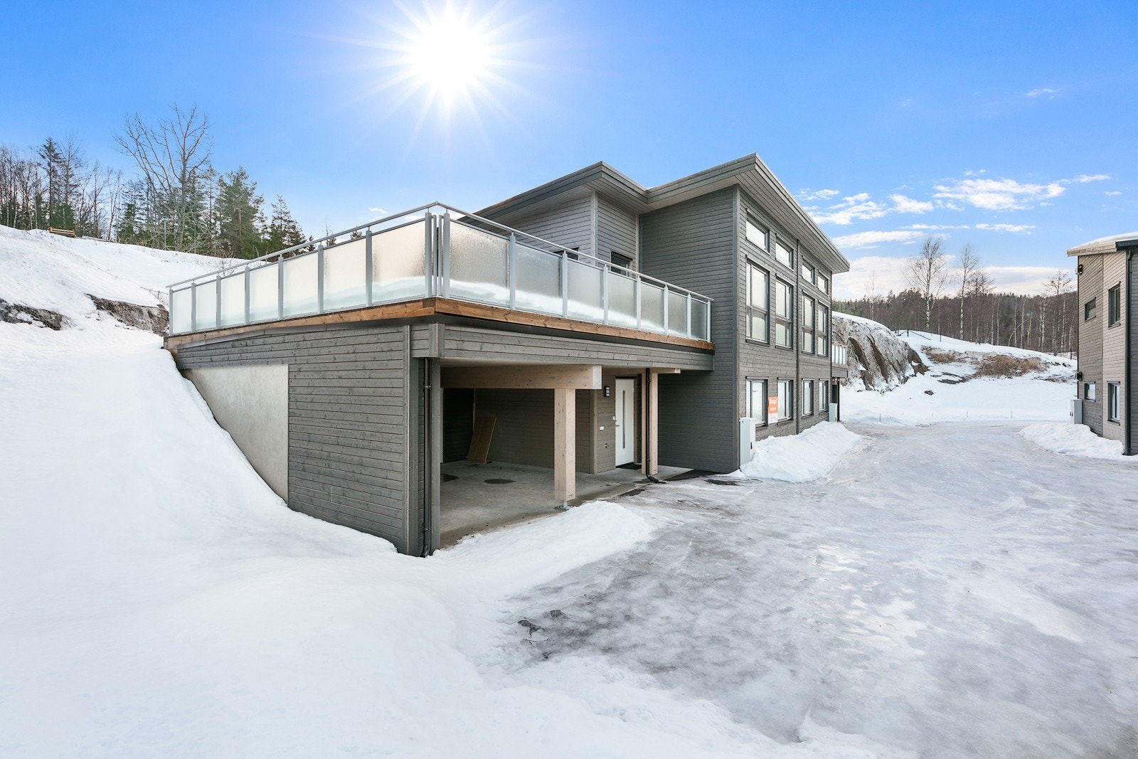Kun få minutters gange til sentrum av Eidsfoss med landhandler, og kun to minutter å gå til flott badestrand om sommeren. Galleribilde