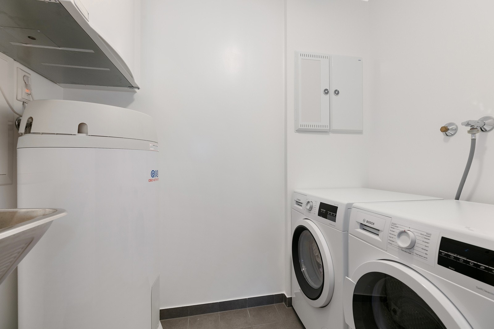 Teksnisk rom med utslagsvask og opplegg for vaskemaskin og tørketrommel. Galleribilde