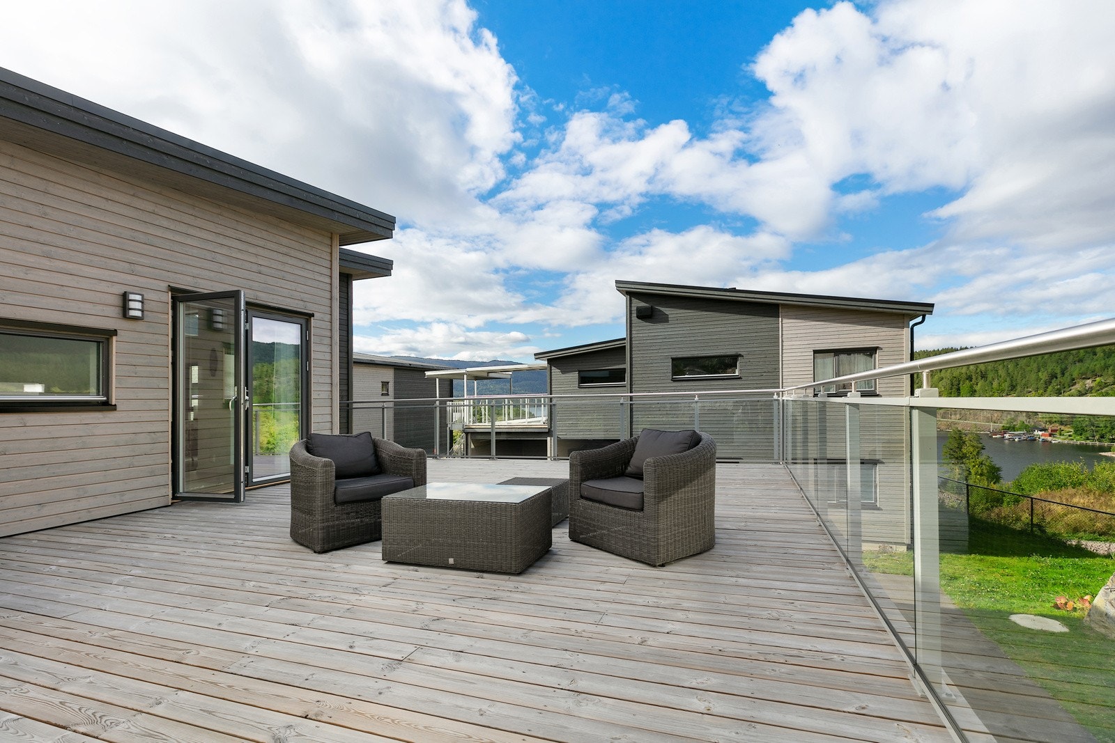 Romslig terrasse på hele 50 kvm med gode solforhold. Her kan sommerdagene virkelig nytes! Galleribilde