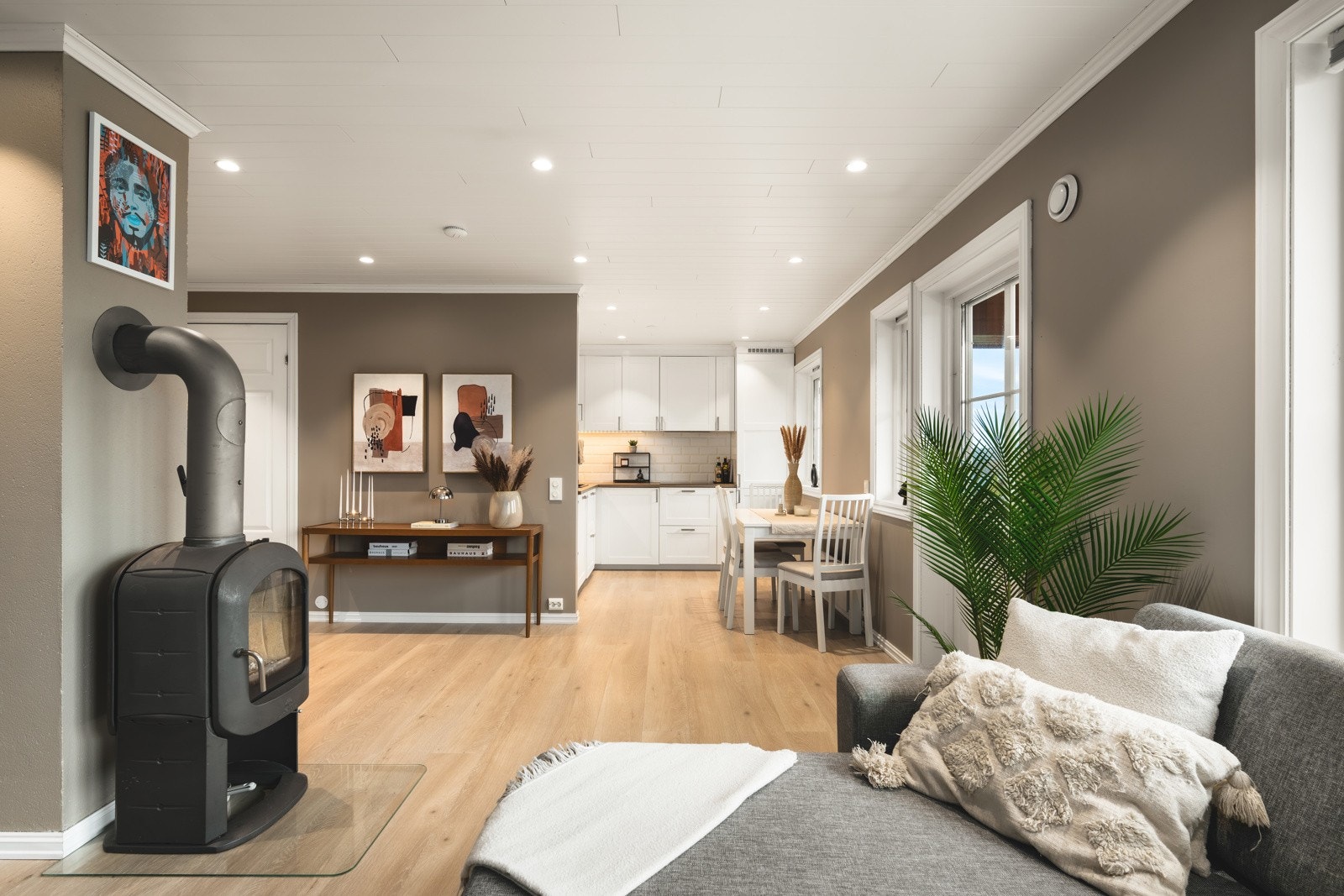 Moderne stue og kjøkken i åpen løsning Galleribilde