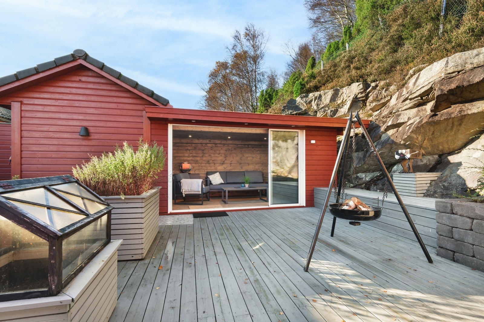 Supert uteområde med isolert utestue og terrasse Galleribilde