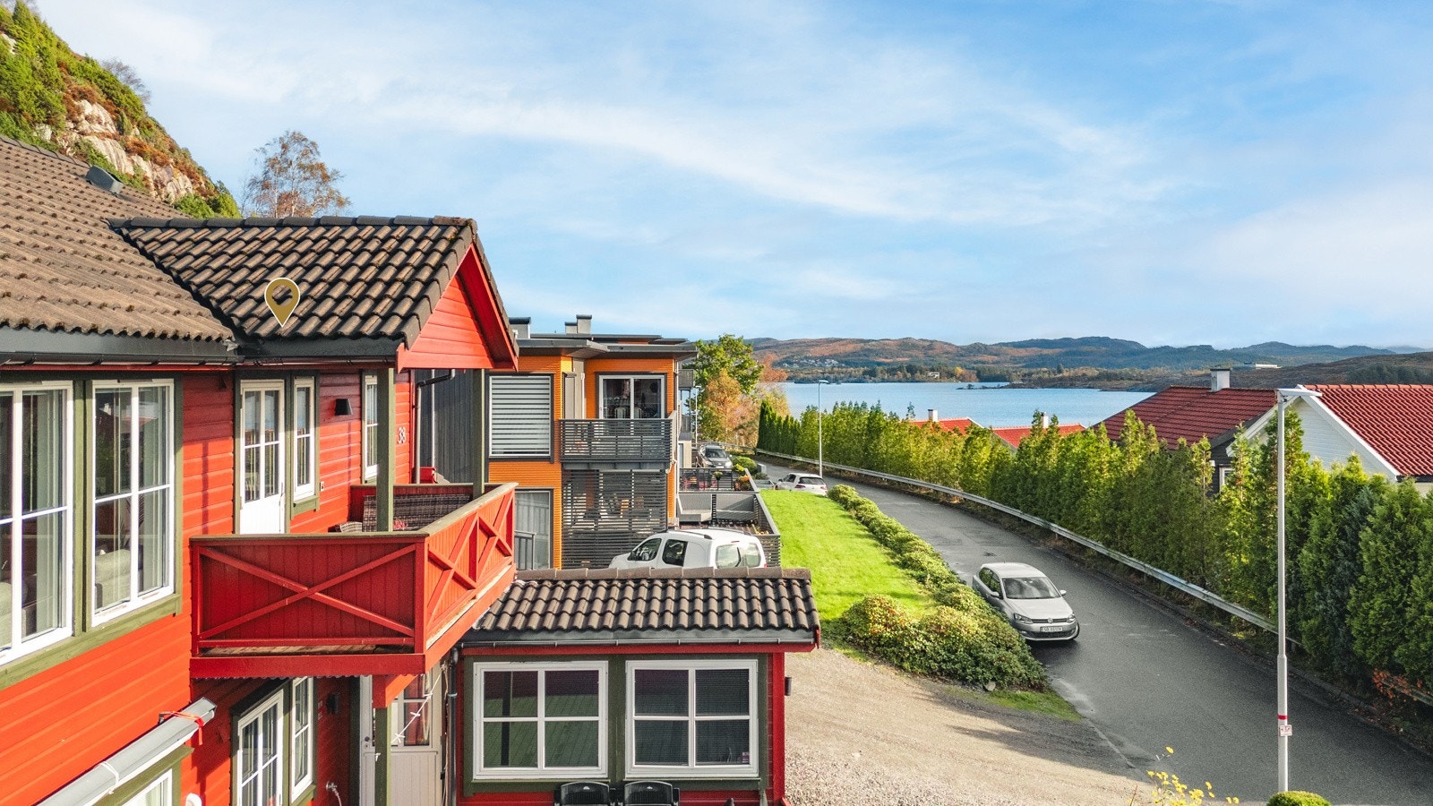 Balkongen har flott utsikt mot Aksdalsvatnet Galleribilde