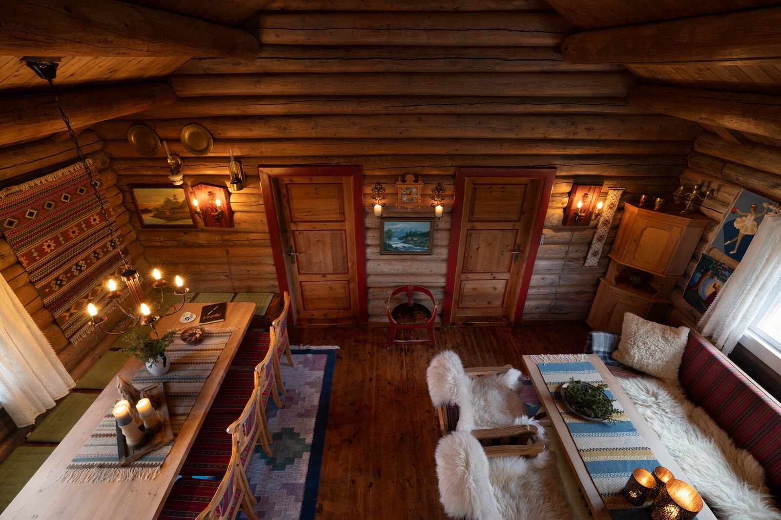 God takhøyde og synlige tømmeråser. Galleribilde