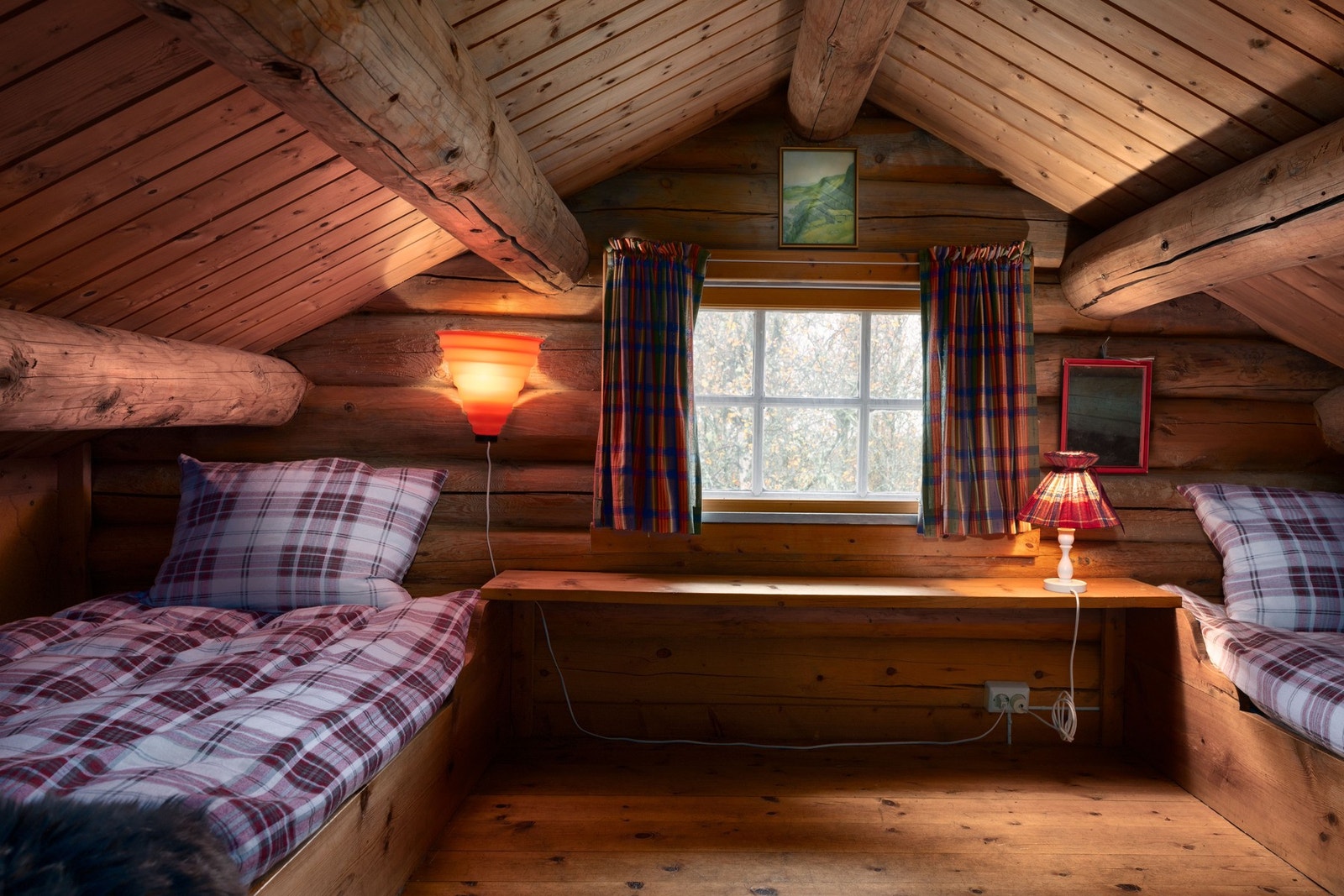 To hemser - én i hver ende av hytta. Koselige hemsrom med lav takhøyde! Galleribilde