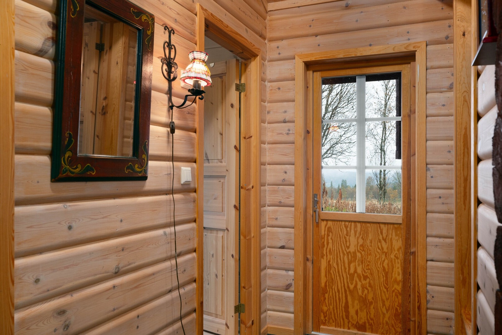 Vindfang i tilbygg med direkte adkomst til terrassen. Galleribilde