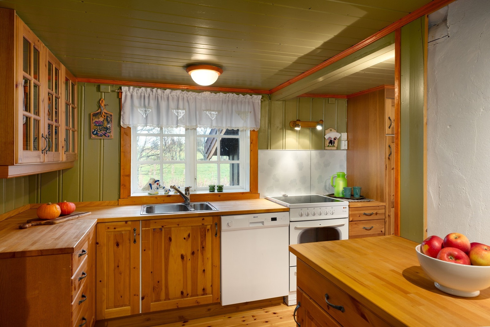 Kjøkken med heltre innredning. Galleribilde