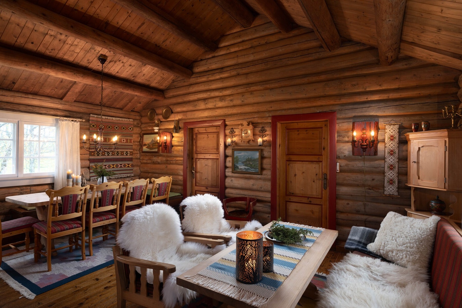 Plass til både sofagruppe og spisebord. Galleribilde