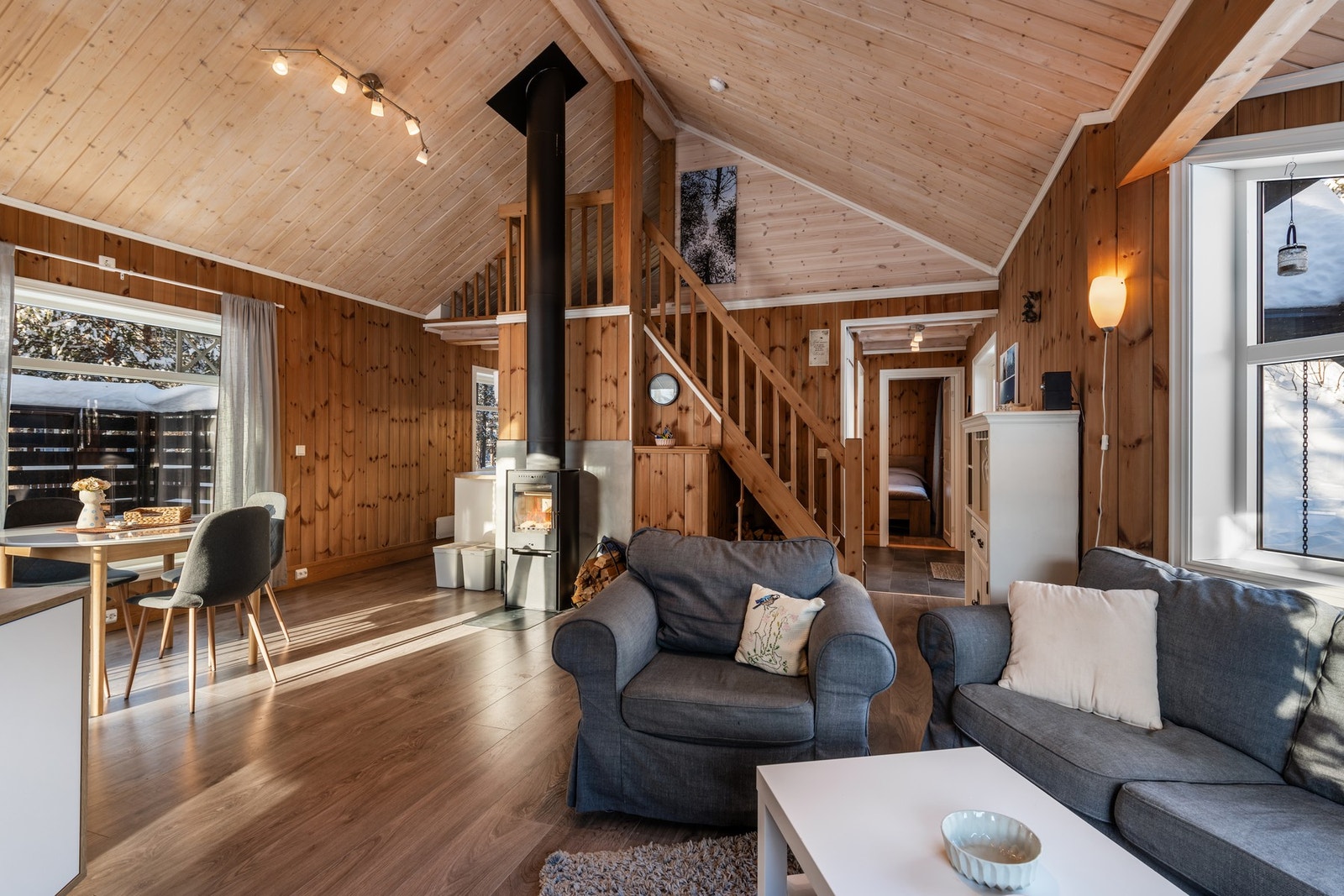 Peisovn med stålpipe som holder godt på varmen. Galleribilde