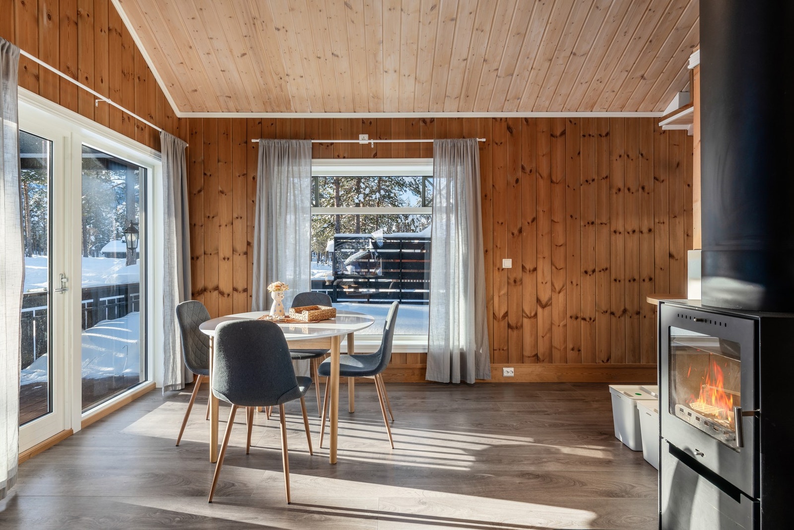 Dør ut til terrasse. Galleribilde