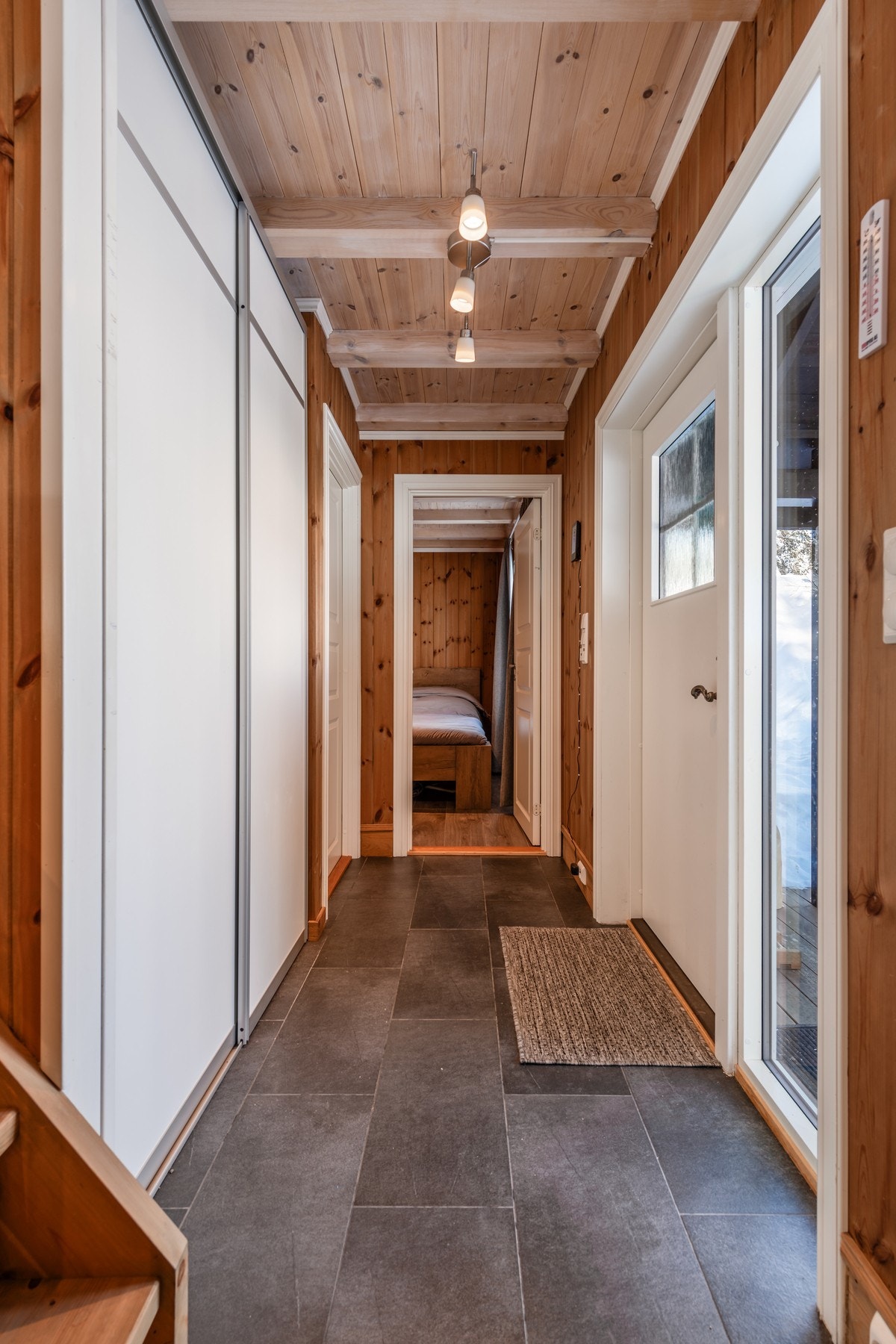 Godt med garderobeplass i skyvedørsgarderobe. Galleribilde