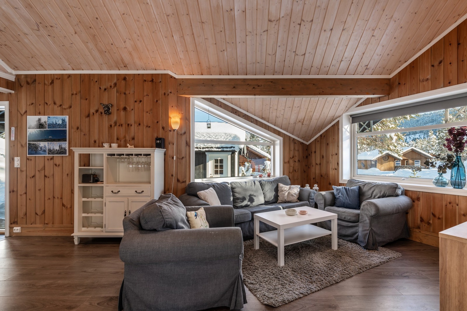 Høyde under taket og spennende vinkler gir en god og luftig romfølelse. Galleribilde