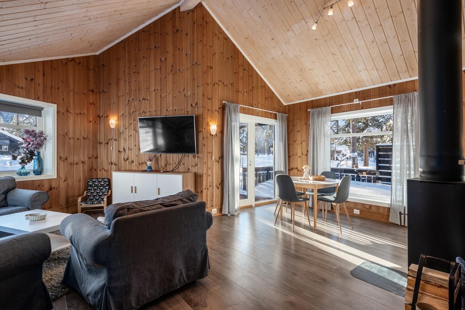 Store vindusflater slipper inn godt med naturlig lys. Galleribilde