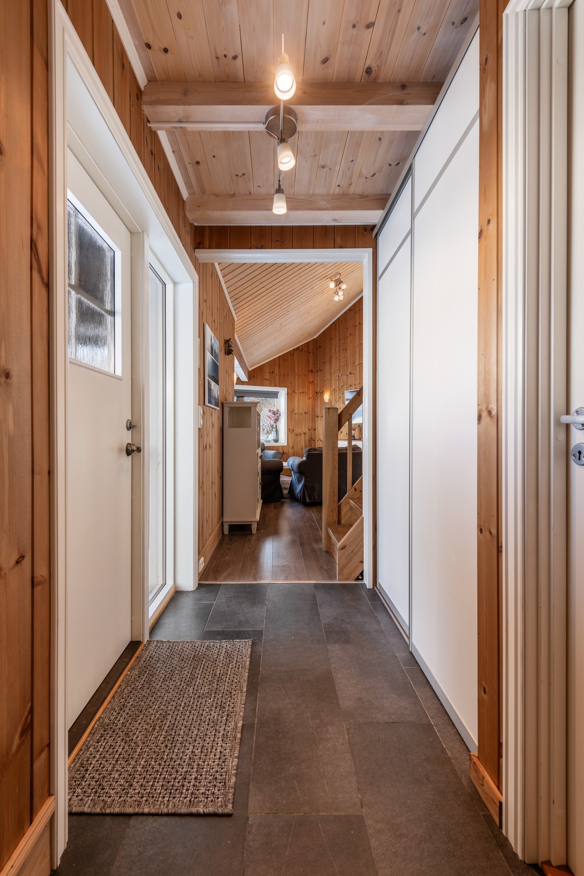 Gangen har praktiske fliser på gulv. Galleribilde