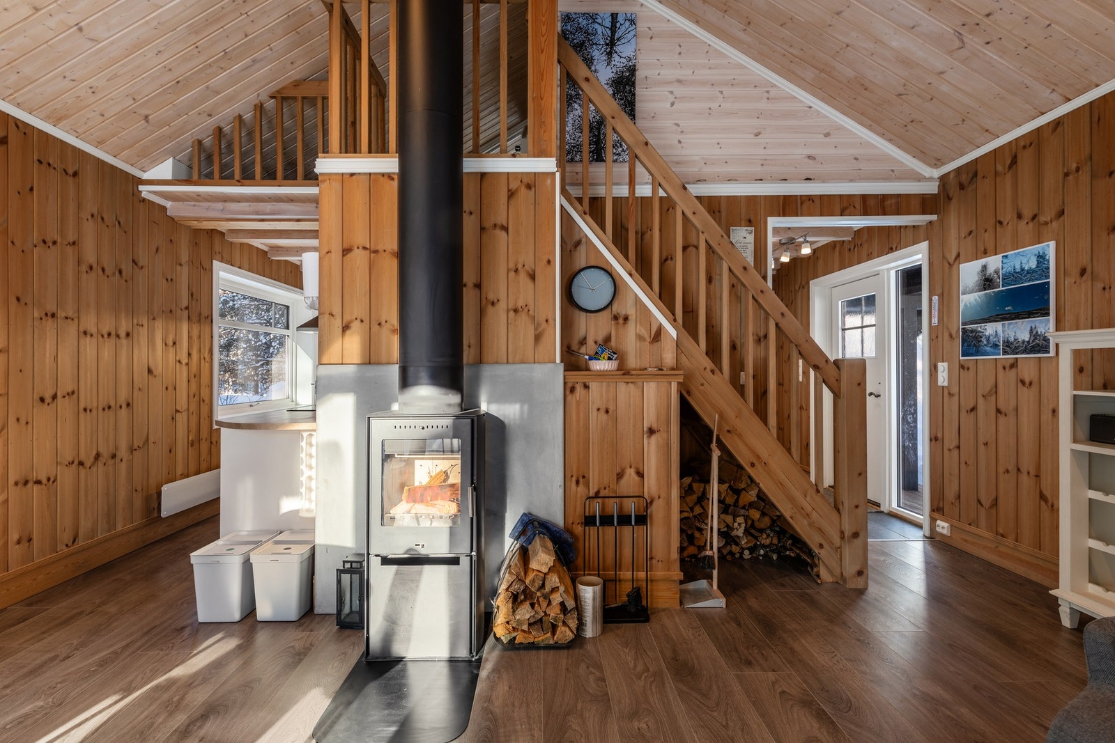 Trapp opp til hems med bod og soveplasser. Galleribilde