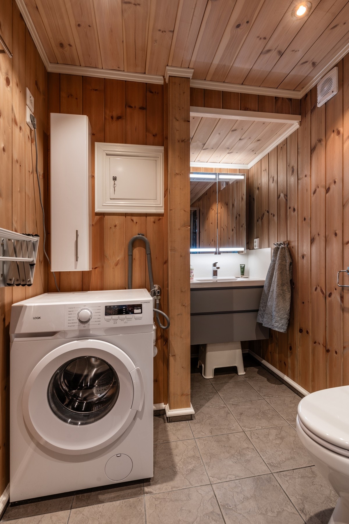 Badet er innredet med servantinnredning, toalett og dusjkabinett, samt opplegg for vaskemaskin. Galleribilde