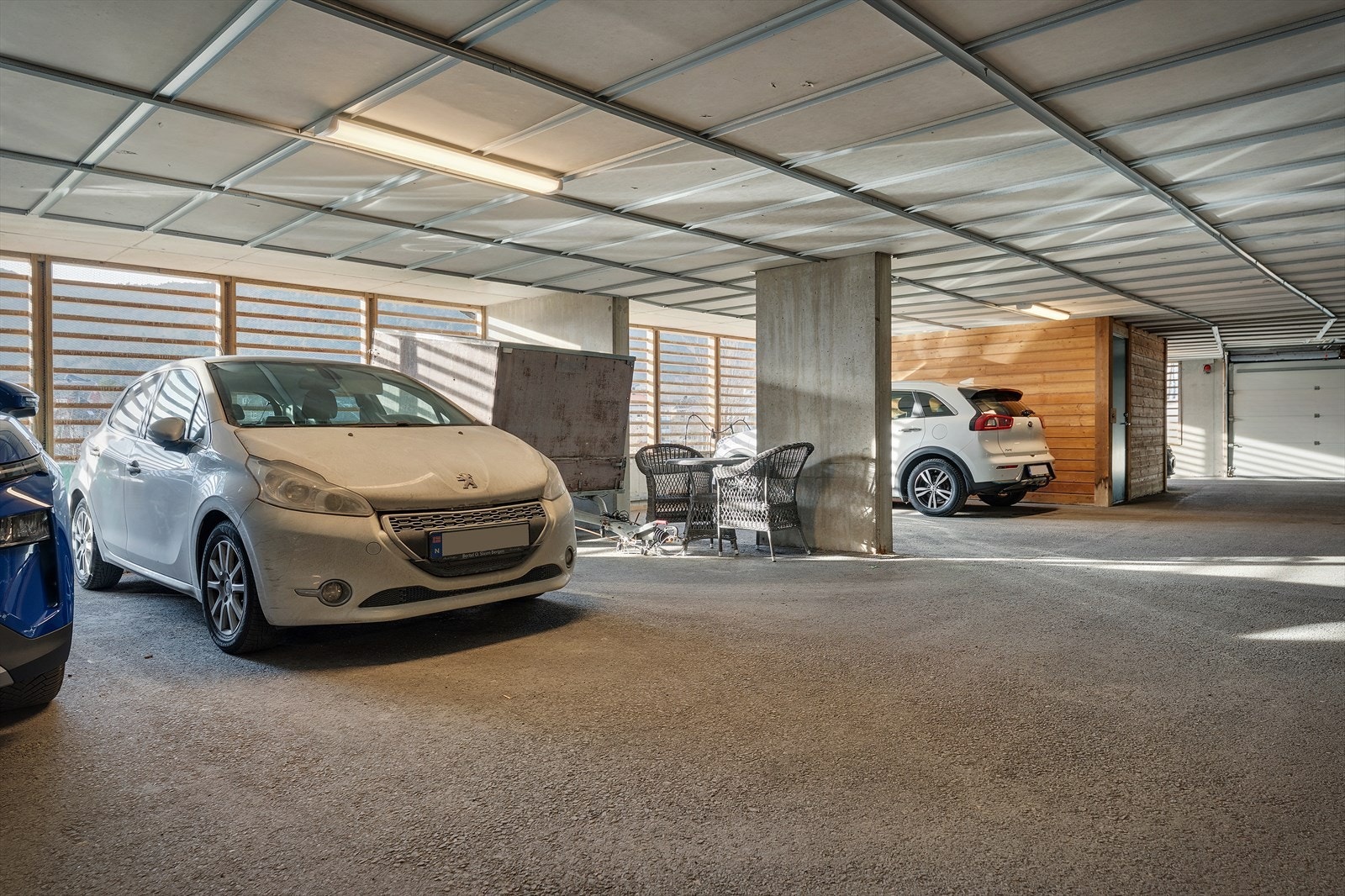 Det følger fast parkeringsplass i lukket garasjeanlegg til leiligheten. Det er også flere gjesteparkeringer (utendørs). Ekstern bod i denne etasjen. Galleribilde