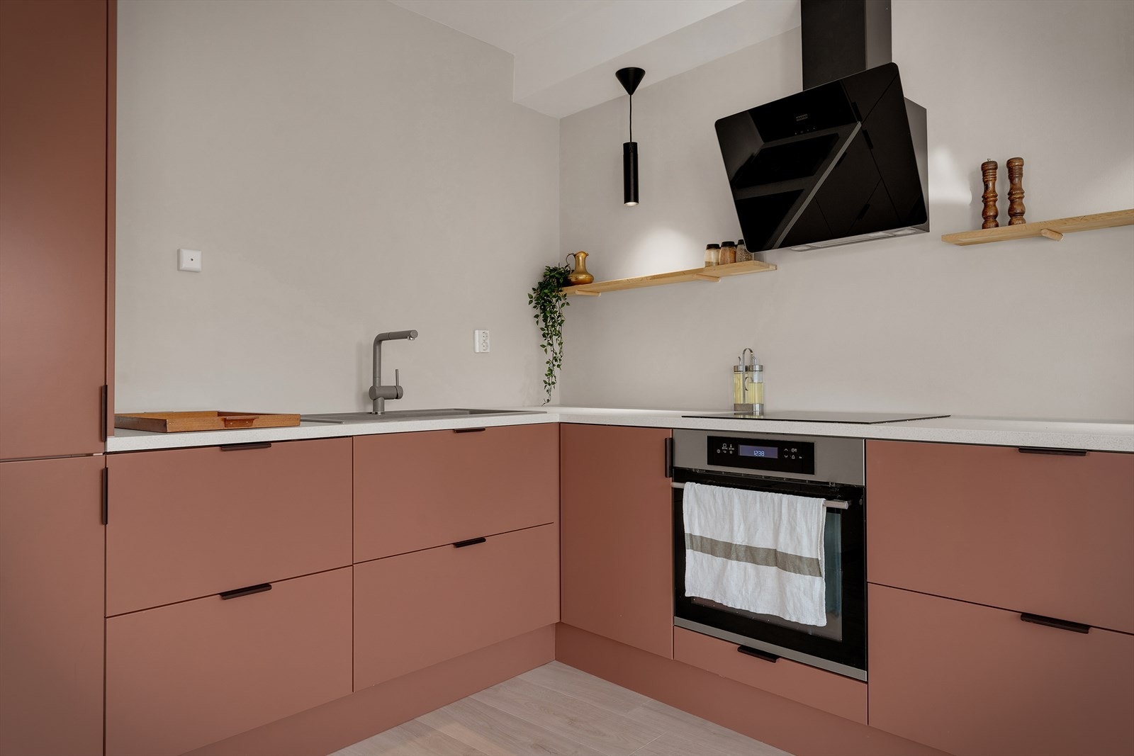 Innredning (fra 2024) er fra Epoq. Innredning har glatte fronter og laminert benkeplate med nedfelt kjøkkenvask. Galleribilde