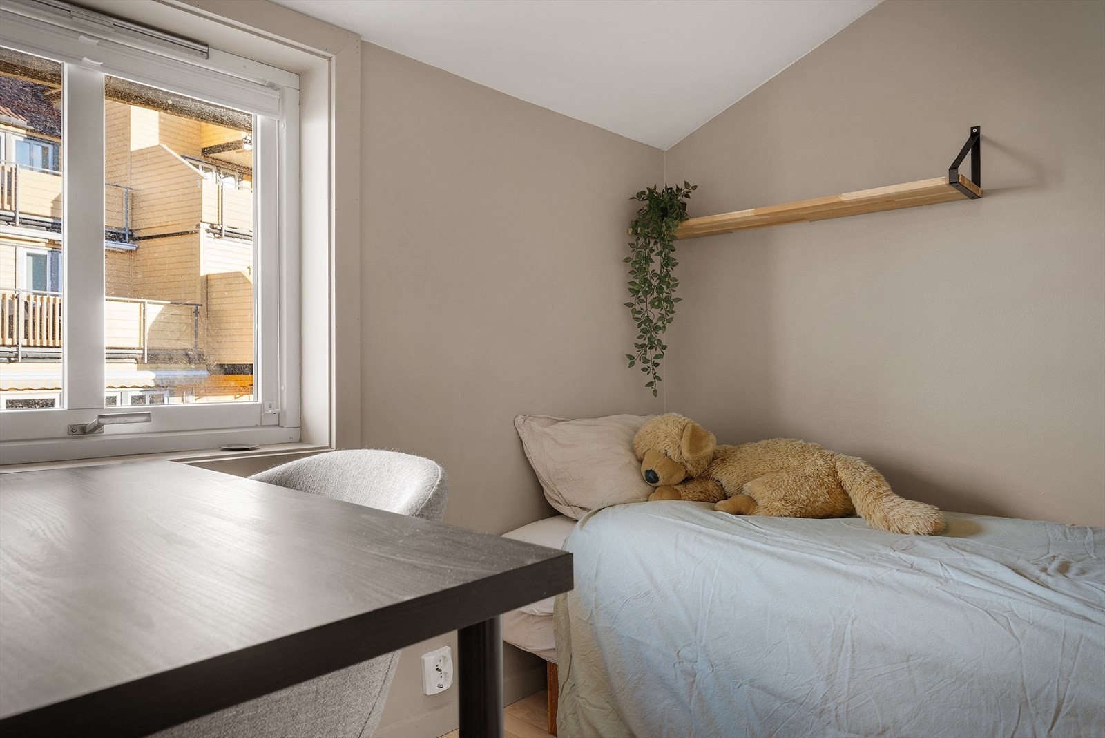 Soverom nr. 2 er 6,1 m². Ypperlig som barnerom, gjesterom/kontor eller utleie til en studiekamerat. Galleribilde