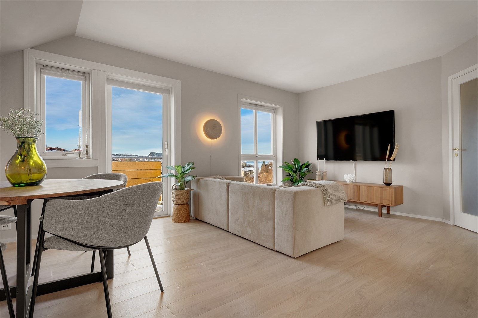 Stue og kjøkken har en åpen, men naturlig sonedelt løsning som gir rommet en god flyt og tydelig inndeling mellom spise- og oppholdsdel. Galleribilde