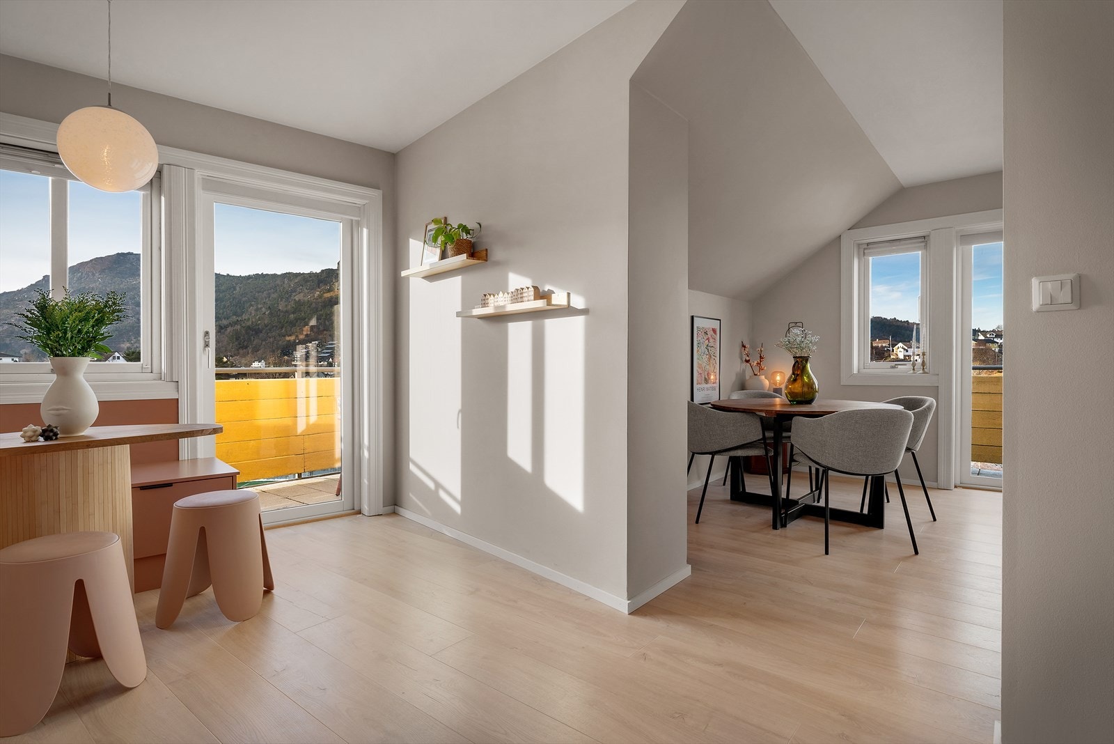 De store lysflatene på flere sider gir en veldig god følelse i rommene. Galleribilde