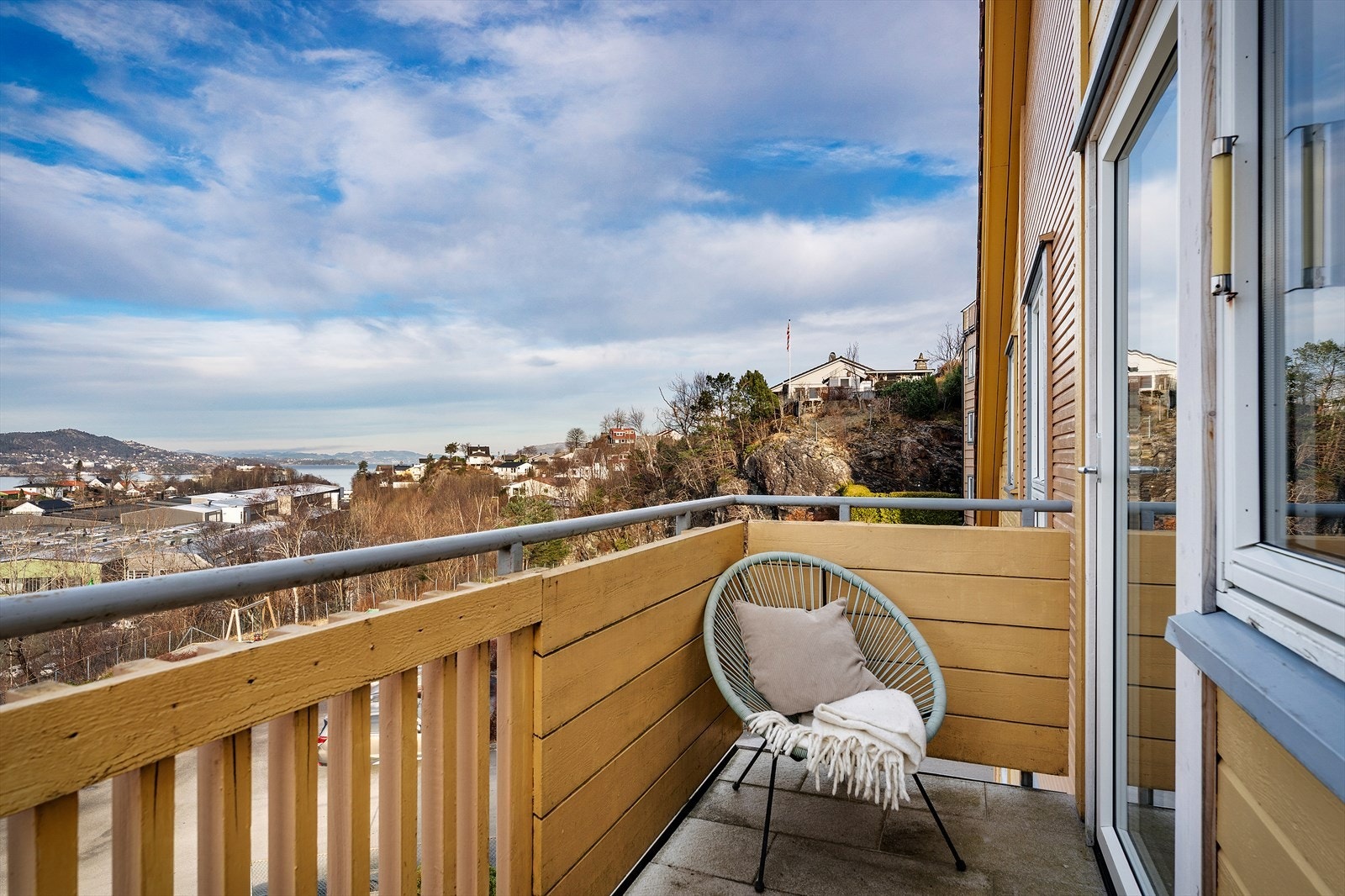 Utsikt over byfjorden fra balkong med utgang fra stue. Den andre balkongen har tilkomst fra kjøkken. Galleribilde