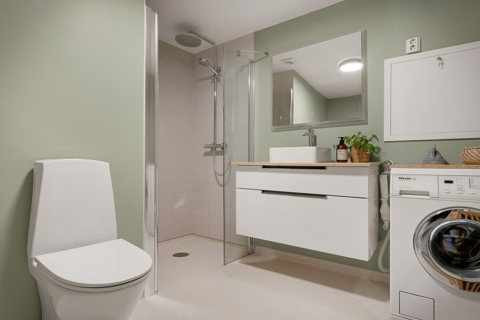 Badet ble pusset opp/modernisert i 2025. Belegg på gulvet, fliser i dusjsonen og malte overflater på øvrige vegger og i himlingen. Galleribilde