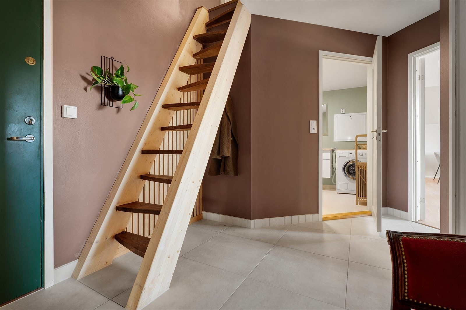 Selger har innlemmet lagringsloft i leiligheten. Det ble da bygget en stilfull trapp, med trinn det er behagelig å gå opp i. Galleribilde