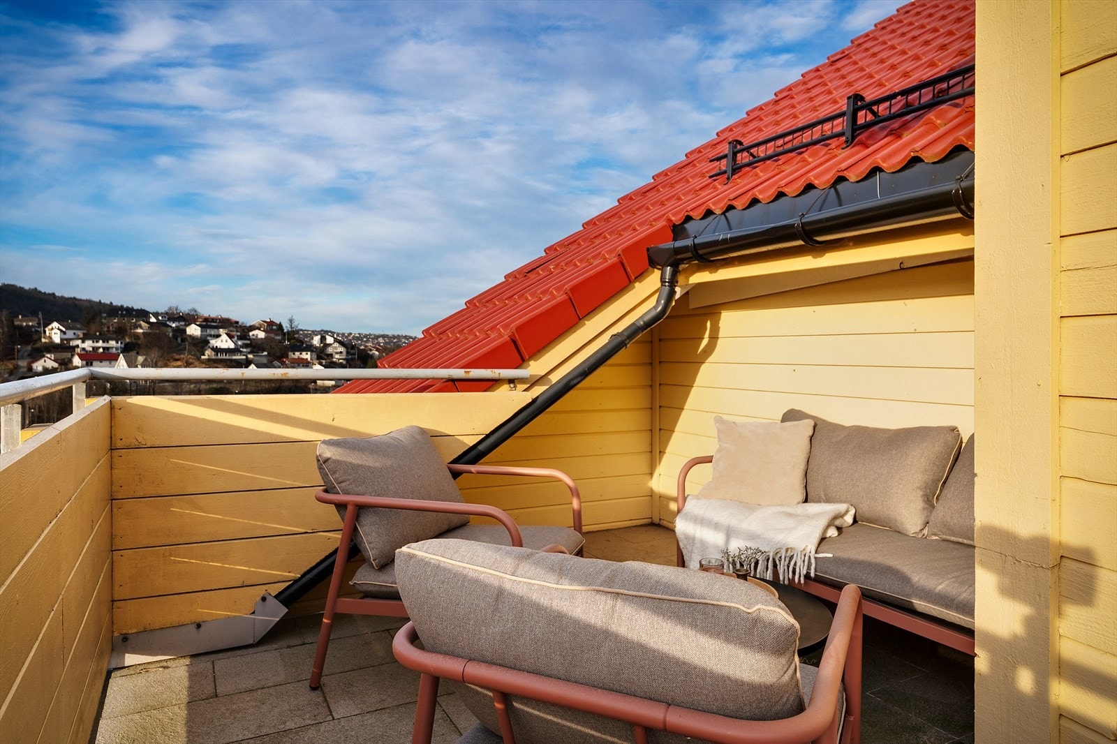 Balkonger har utsikt i to ulike retninger. Her har man sol hele dagen, frem til ca. kl. 23-23:30 midtsommers iflg. selger. Galleribilde