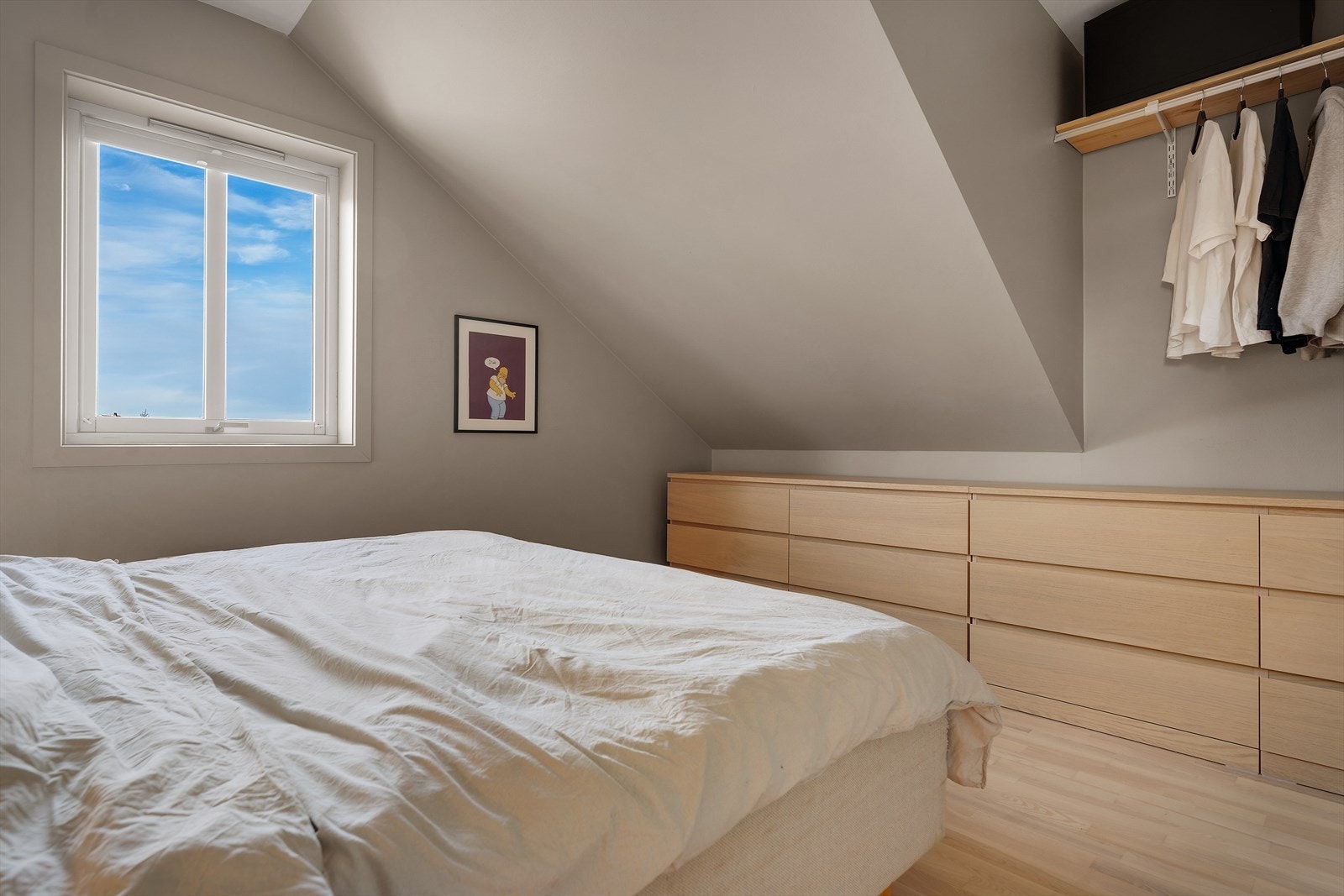 Det er god plass til dobbeltseng. Selger har løst garderoben fint, med kommoder, oppheng og hylle. Galleribilde