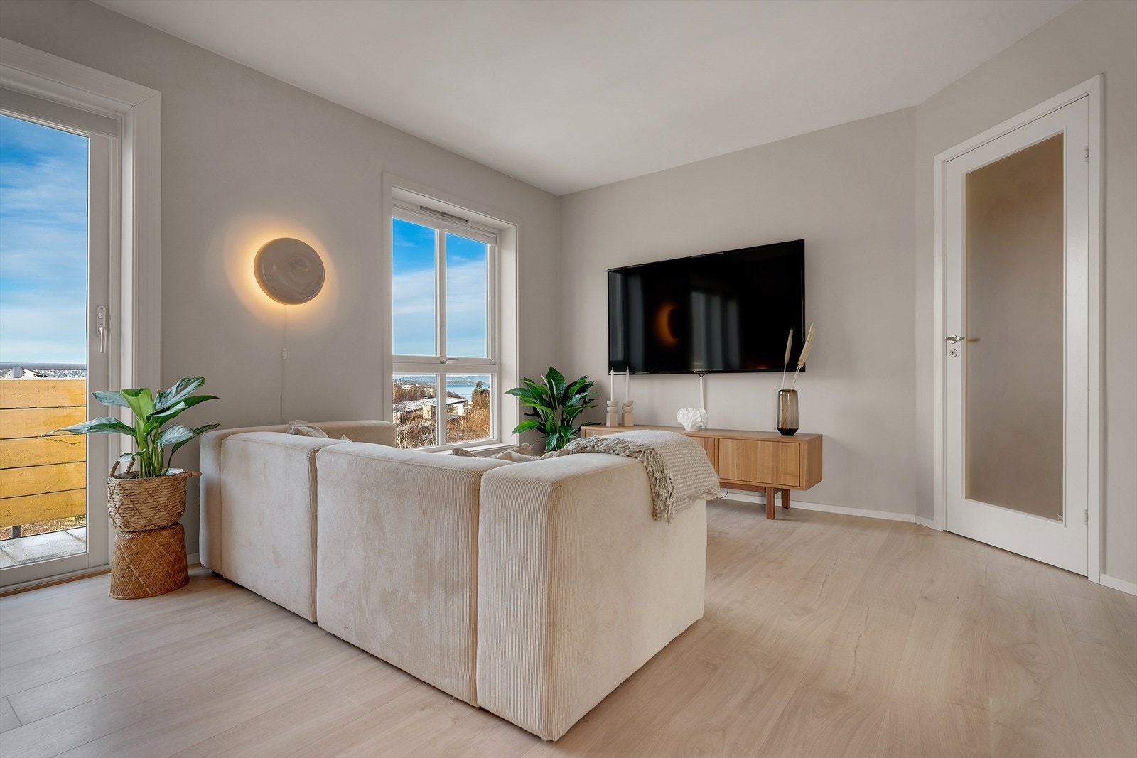 Leilighetens overflater er nylig oppusset, og den fremstår gjennomført lys, moderne og lekker. Galleribilde