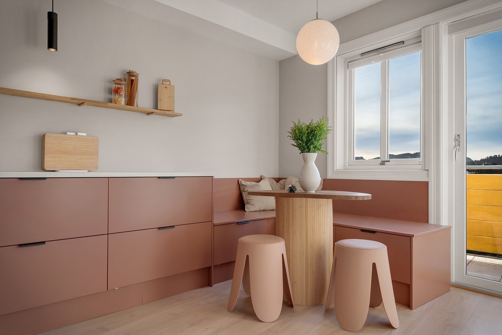 Et kjøkken med spiseplass gir en praktisk og sosial løsning for hverdagsmåltider. Galleribilde