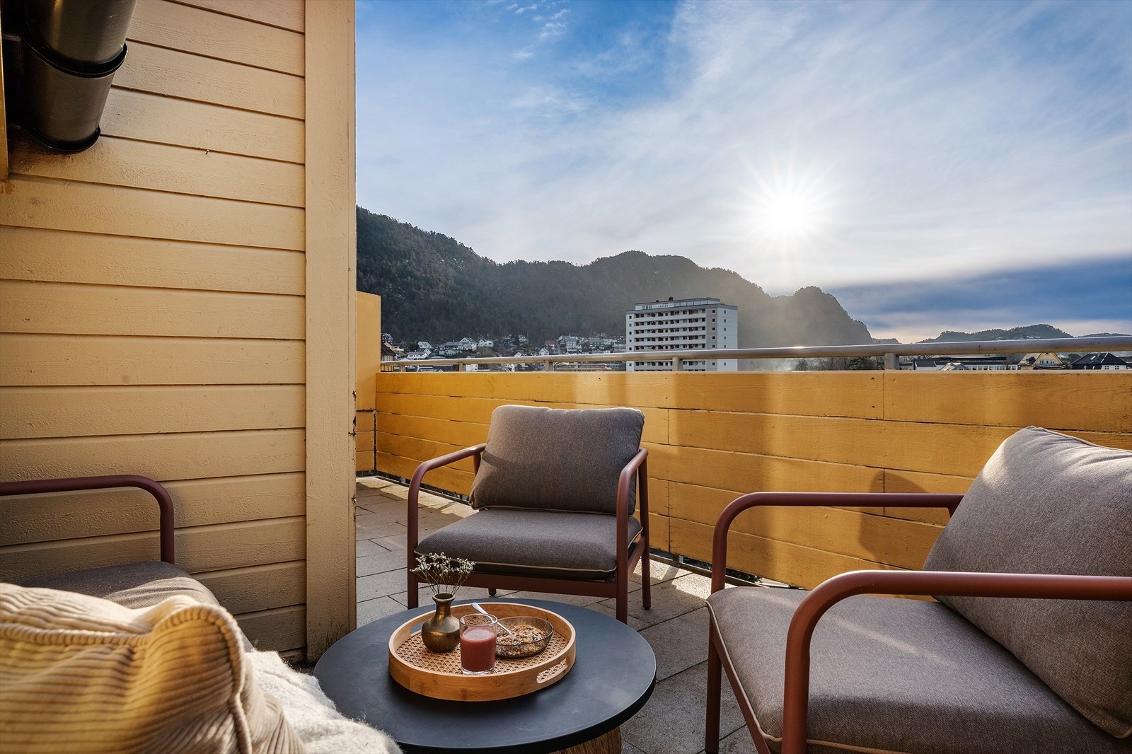 Balkong har god plass til en hyggelig sittegruppe, og har nydelig utsikt og gode solforhold. Galleribilde