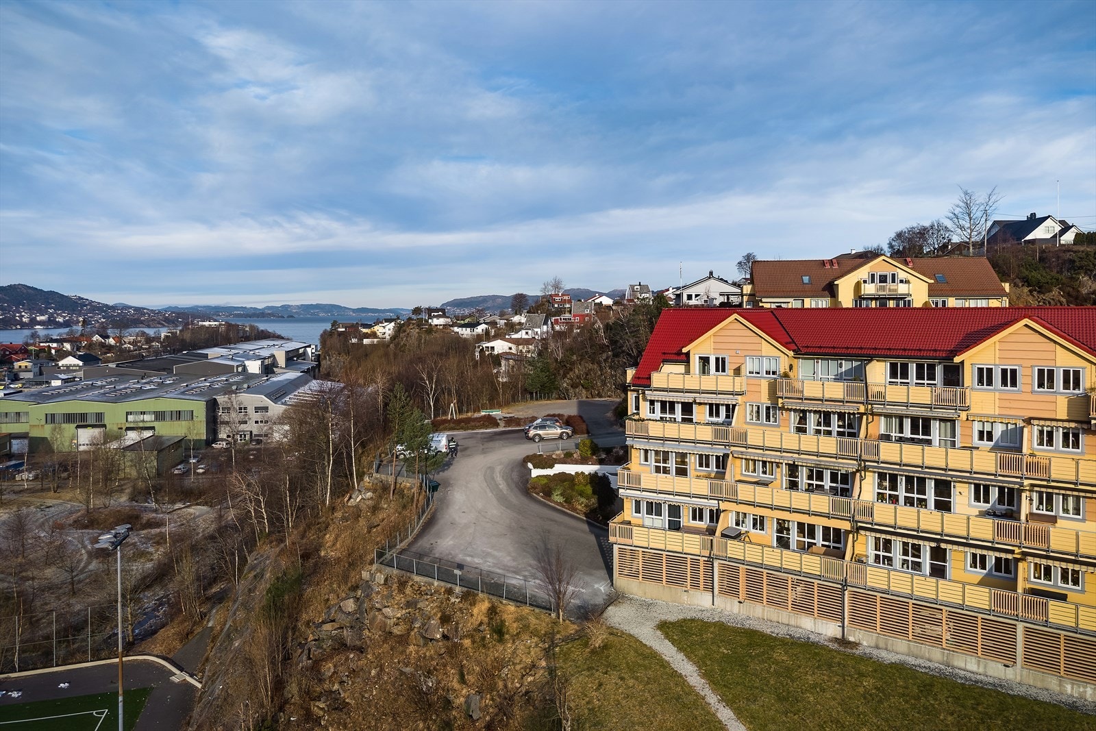 Det er ca. 3 min gange til buss, 10 min kjøring til sentrum og gangavstand til barnehager og skoler. Galleribilde