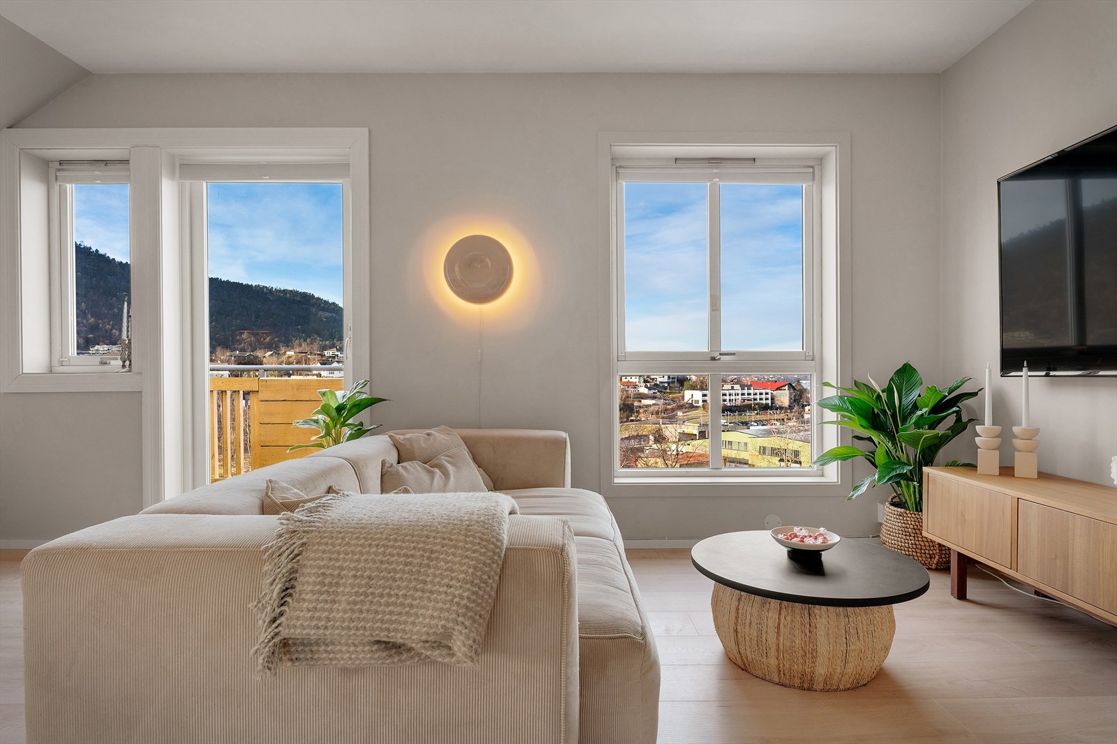 Direkte utgang til én av leilighetens to balkonger. Høyt og fritt, uten innsyn til rommet. Galleribilde