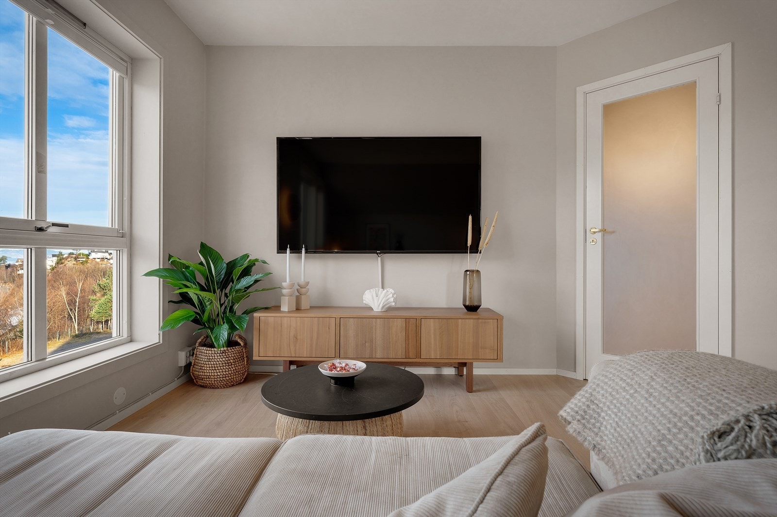 Stuen har en behagelig takhøyde på 2,46 meter. Store vindusflater, som slipper inn rikelig med naturlig lys og skaper en lys og luftig atmosfære Galleribilde