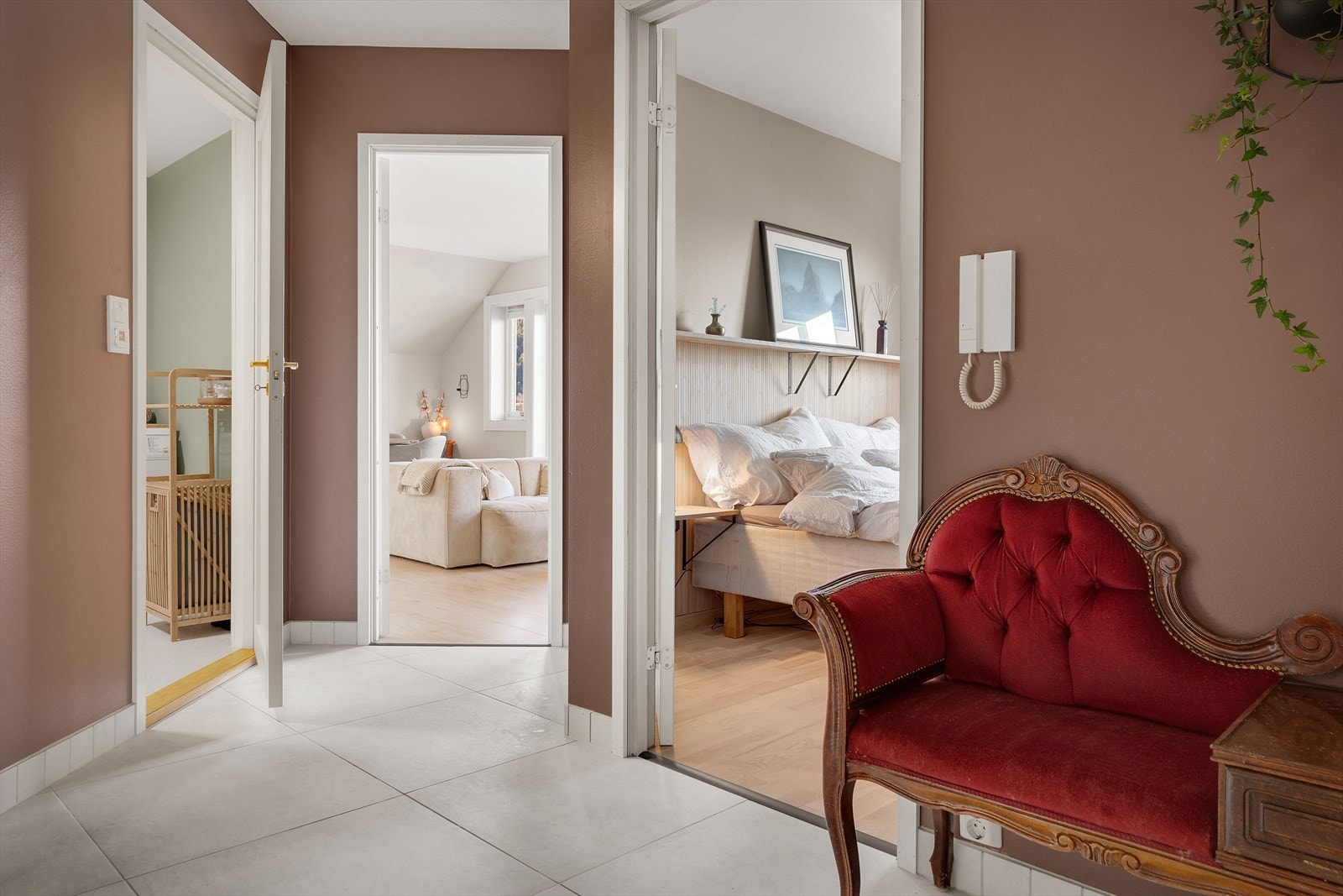 Pent flislagt gulv, og porttelefon med åpner til gatedør. Entré forgrener seg til de øvrige rommene. Galleribilde