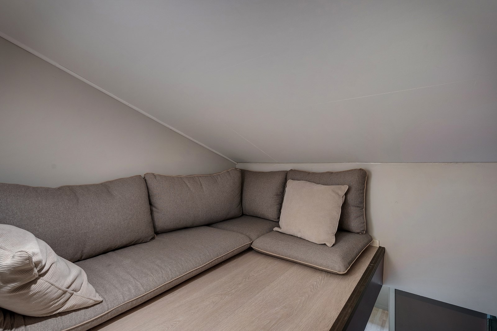 Utenfor loftsrom, v/loftstrapp, er det lagt laminatgulv. Galleribilde