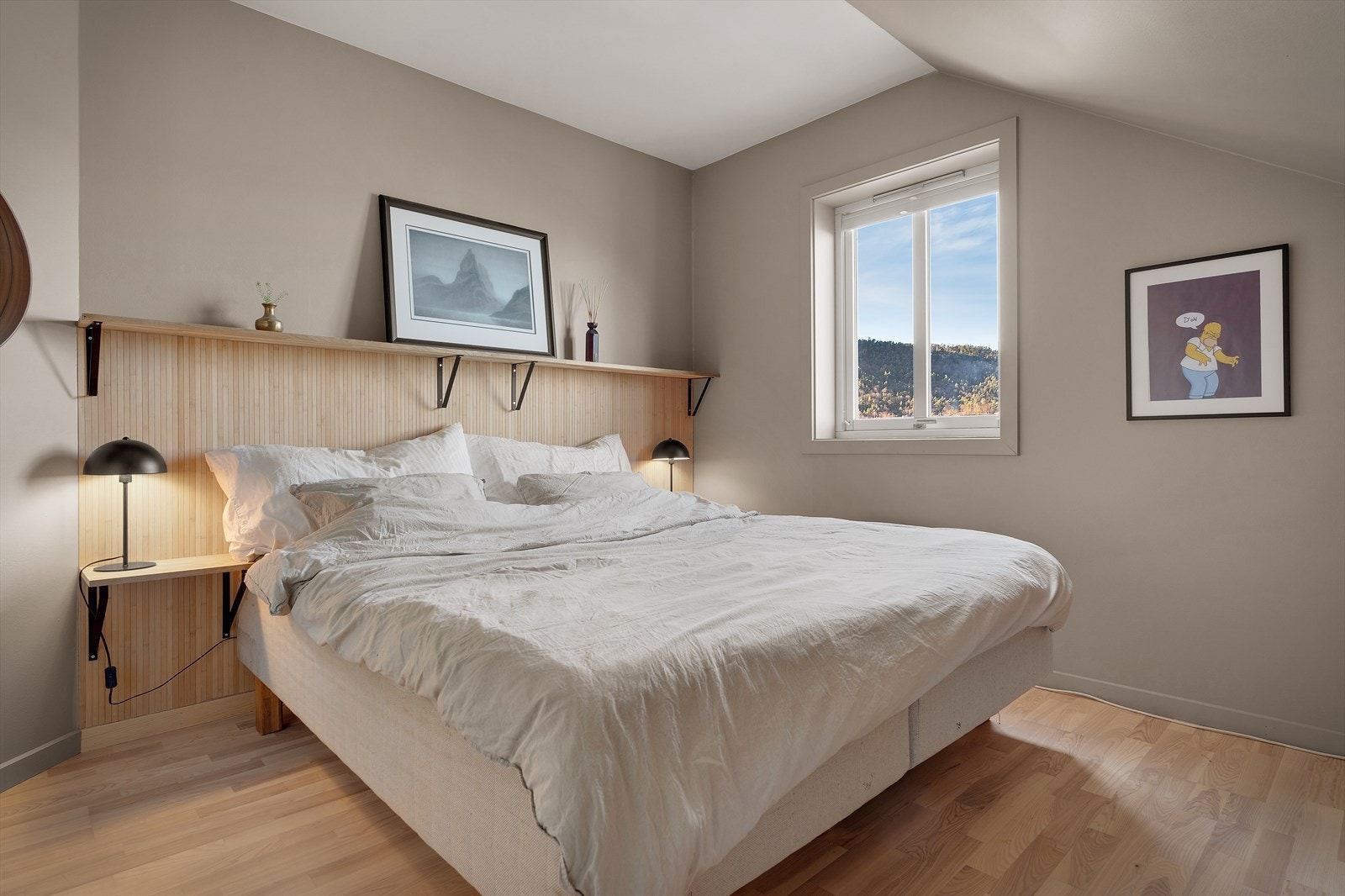 Hovedsoverommet på 11,2 m². Selger har bygget en utrolig pen og praktisk sengegavl, som medfølger. Galleribilde