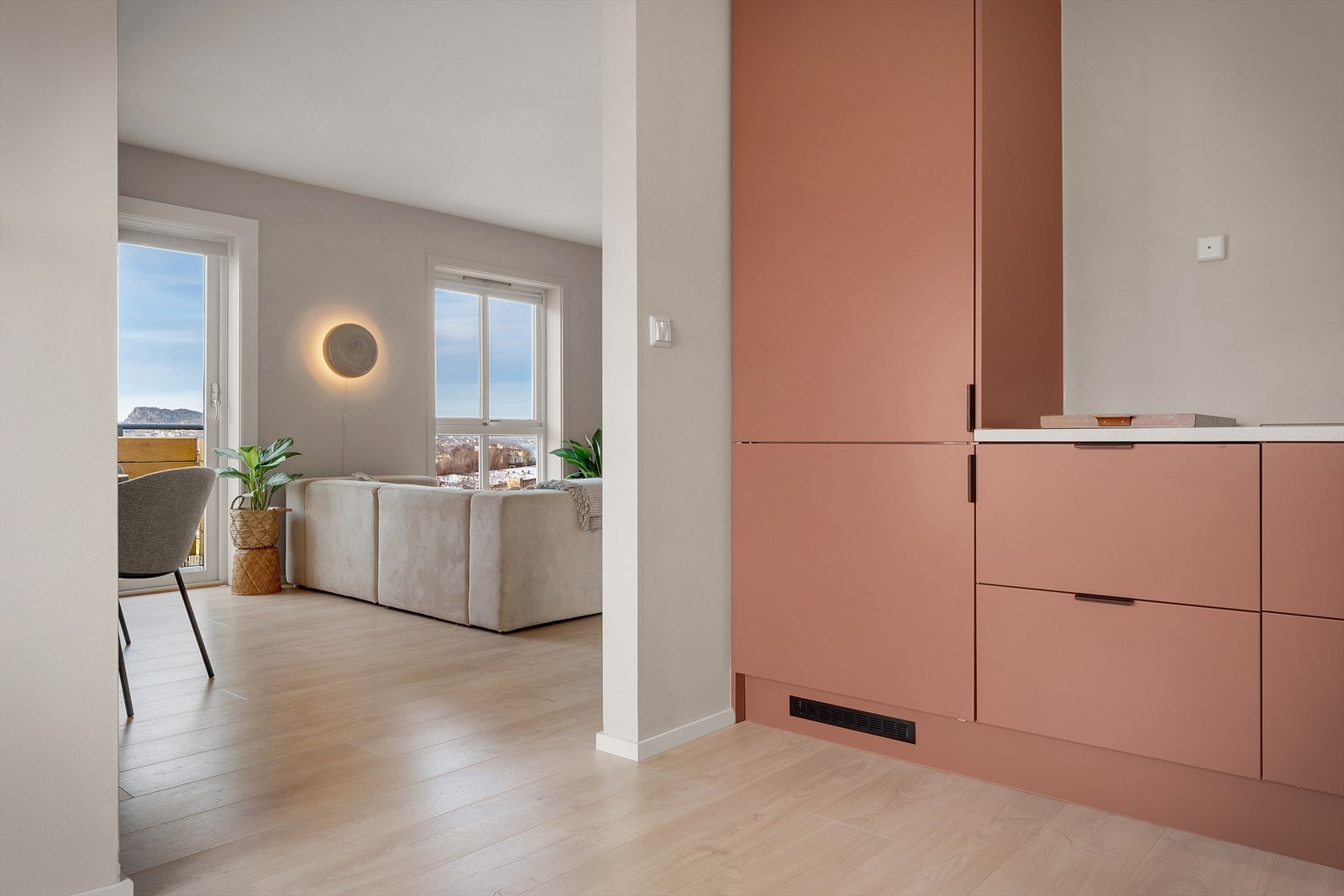 Kjøkkeninnredningen er en fin tilføring av farge i leiligheten, likevel stilrent. Galleribilde