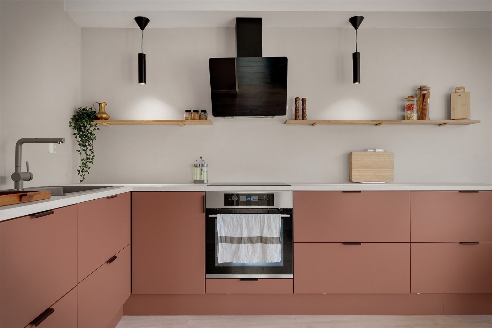 Her finner du integrerte hvitevarer som platetopp, stekeovn, kjøleskap med frysedel og oppvaskmaskin. Den overskapsfrie utformingen gir kjøkkenet et stilrent og moderne preg. Galleribilde