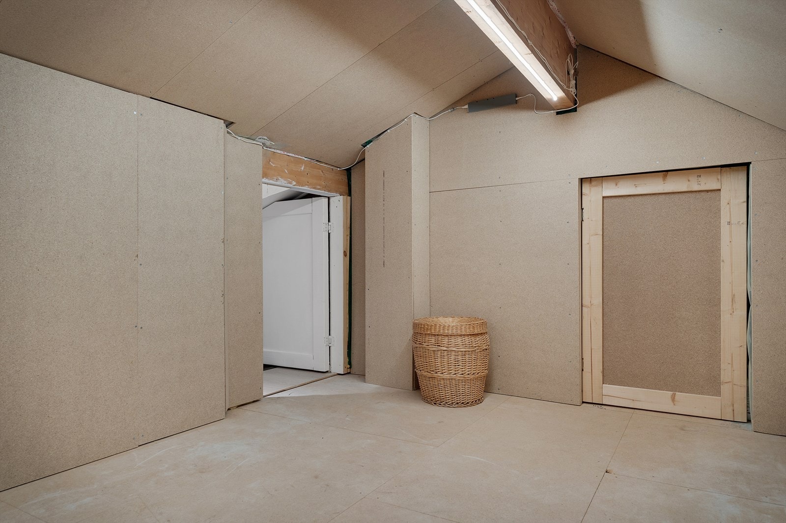 Bad dør/luke er det ytterligere lagring. Loftet er et fint bonusareal, og har flere bruksmuligheter om man ønsker å f.eks. legge gulv og sparkle/male vegger og himling. Galleribilde