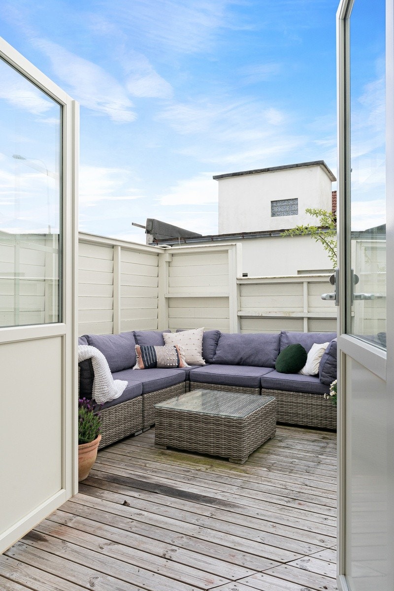 Møblert uteområde med gode solforhold Galleribilde