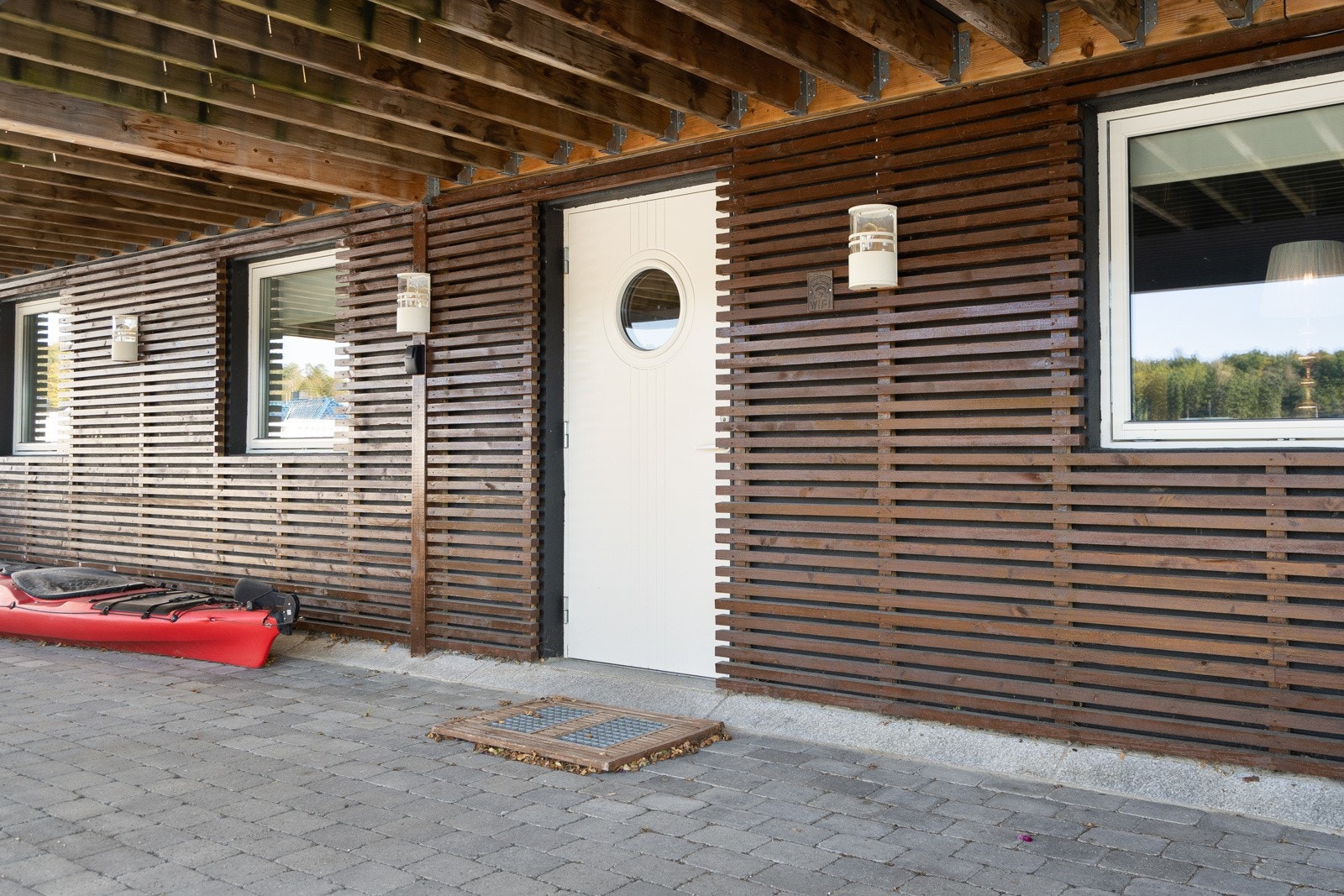 Inngangsdør underetasje, man kan fritt vandre innendørs mellom etasjene. Galleribilde