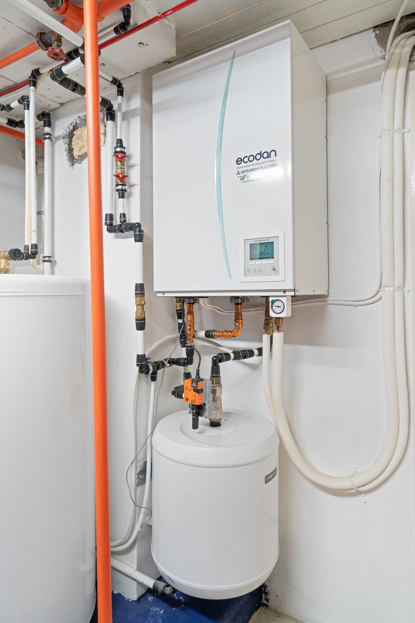 Energiverket AS fjernet oljefyr og monterte nytt luft/vann varmepumpe og konvektor i 2013. Den gir varme til varmepumpe og radiatorer og gulvvarme bad. Pelles Verksted monterte og skiftet til ny ute varmepumpe i juni 2022 samt ny kompressor 2022. Galleribilde