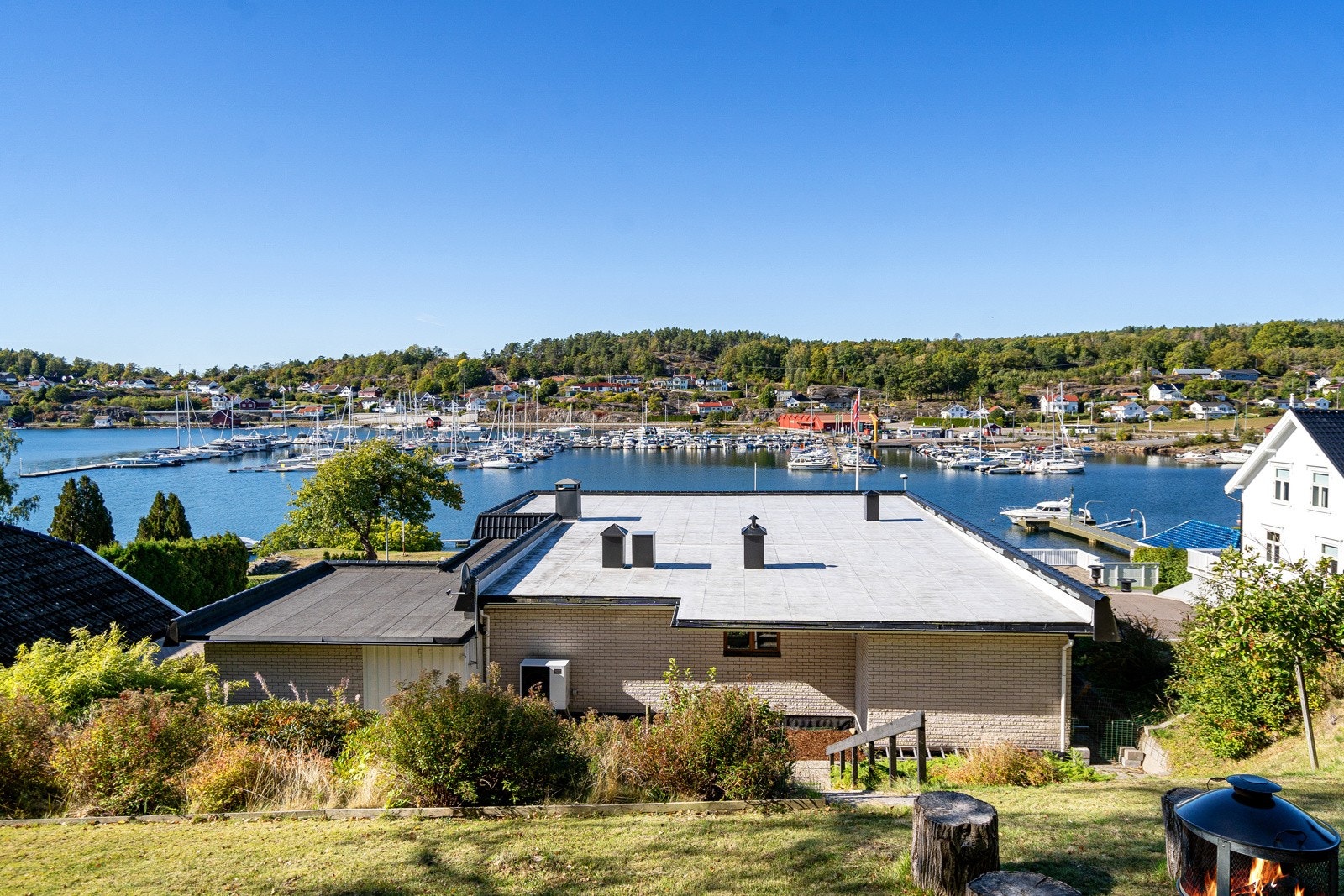 Utsikt fra høyden øst på tomten - Lun og usjenert bakhage med flott utsikt Galleribilde