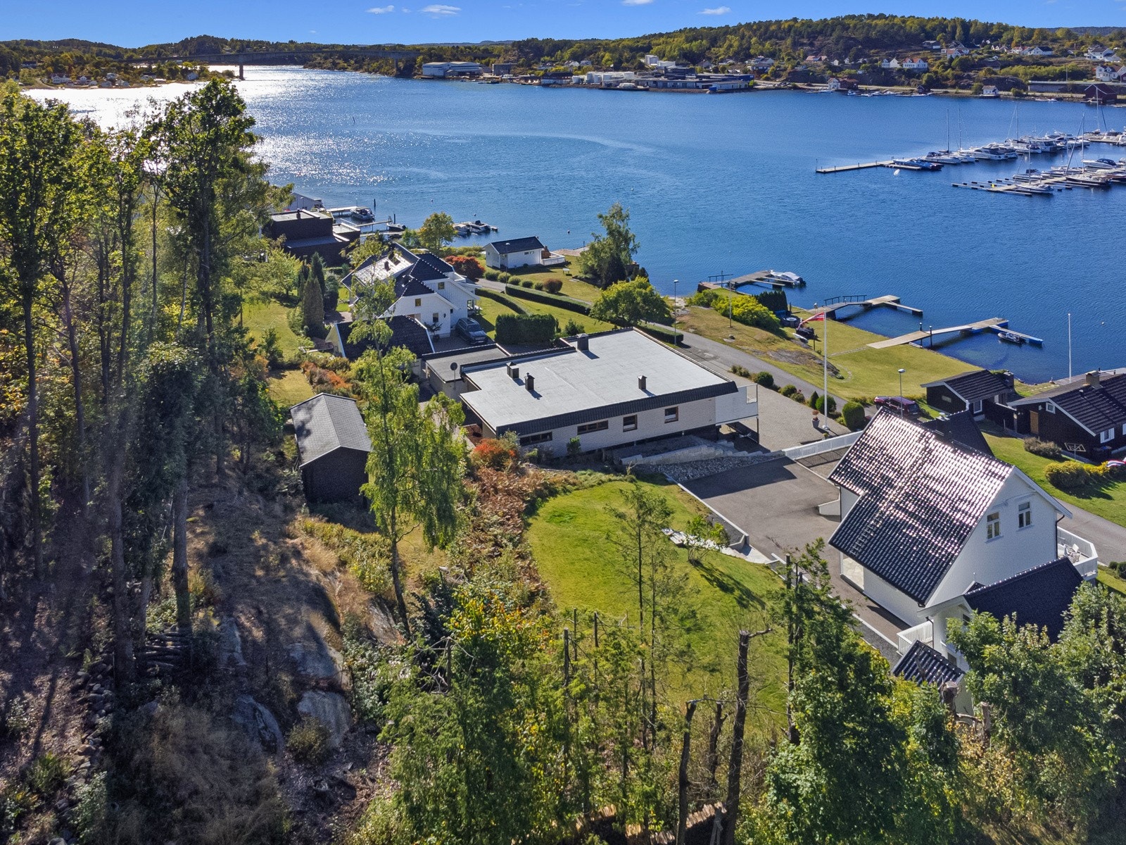 Boligen ligger fint i terrenget med vidstrakt utsikt Galleribilde