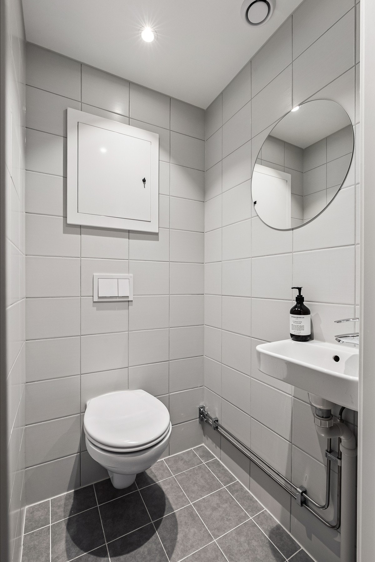 Vegg i vegg med badet ligger det et praktisk wc-rom, som i likhet med badet ble rehabilitert av brl. i 2021. Rommet er innredet med veggmontert toalett og servant. Galleribilde